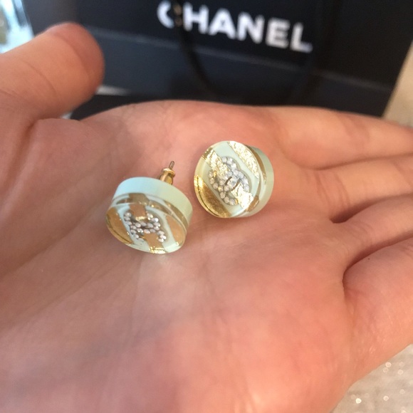 Chanel CC resin button earrings - Picture 4 of 10